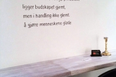 Versetekst utstilling. 1 av 40 tekster vist her.  Permanent på vegg av Kristin Josefine Solstad i regi av Kunstsentralennord på St. Elisabeth hotell og helsehus.
