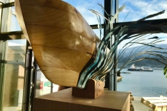 Utsmykkingsoppdrag for Kræmer Eiendom AS, kuratert av KsN ved Kristin Josefine Solstad. Skulptur av Bjørn Elvenes, båtkonstruksjon i abstrakt utforming, i lerk og metall montert på påler av snekkerverkstedet Ekte 2018