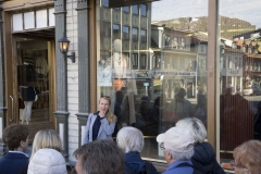 Kunstløypa, kuratert av KsN, 20 verk plassert i vindu langs Storgate og Kirkegata i anledning Tromsø bys 225 års jubileum, fra åpningsvandringen juni 2019